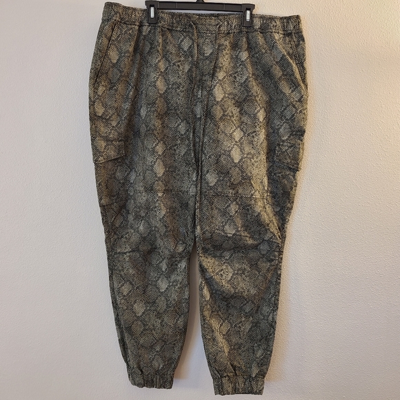 Good American Good Cargo Hunter Snake Jogger Pants - Picture 2 of 8